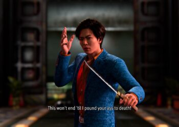 Captura de pantalla de "Like A Dragon Gaiden" mostrando a un personaje masculino en una chaqueta azul con patrones, en una pose de combate con una espada, con una expresión decidida. El fondo es un interior borroso que parece un dojo o una sala tradicional japonesa. Un subtítulo en inglés dice: "This won't end 'til I pound your ass to death!", reflejando la intensidad y crudeza del diálogo del juego. La imagen transmite la acción y el drama intensos que caracterizan a esta serie de juegos.