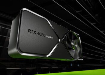 Close-up da placa de vídeo RTX 4080 SUPER, destacando o design futurista e a marca em relevo sobre a textura preta.