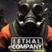 Três personagens do jogo Lethal Company com máscaras de gás em um cenário escuro e tenso, destacando a atmosfera de perigo do jogo