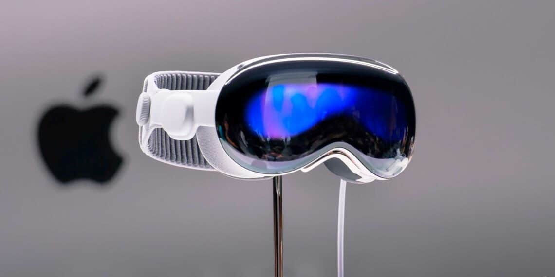 Gafas de realidad mixta Apple Vision Pro con lentes reflectantes y diadema blanca ajustable, sobre fondo neutro con logo de Apple.