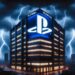 Edificio corporativo de Sony con el logo de PlayStation iluminado, bajo un cielo tempestuoso con relámpagos, reflejando tiempos desafiantes