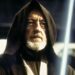 Alec Guinness como Obi-Wan Kenobi en 'Star Wars: Episodio IV', con capucha y sable de luz encendido, reflejando sabiduría y una profunda seriedad en su mirada