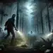 Alan Wake II: Uma floresta escura e misteriosa à noite com neblina espessa e árvores altas e sombrias. Alan Wake, segurando uma lanterna, caminha cautelosamente enquanto criaturas sobrenaturais espreitam ao fundo.